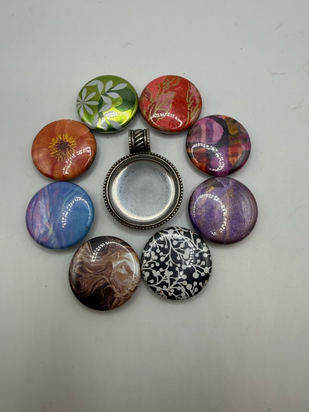 Magnabilities Interchangeable Magnetic Pendant 8 Inserts Discontinued Set